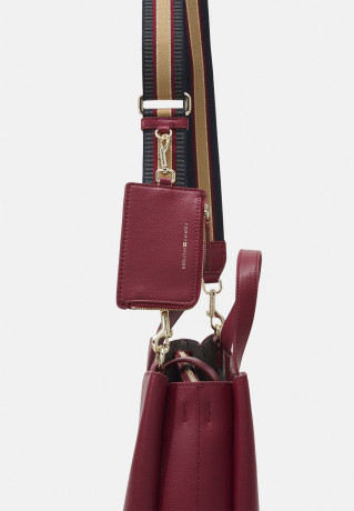 Tommy Hilfiger LIFE SATCHEL SET Handbag rouge LIFE SATCHEL SET Сумочка румяна