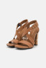 Tommy Hilfiger HARDWARE BLOCK  High heeled sandals summer cognac HARDWARE BLOCK Босоножки на высоком каблуке летний коньяк