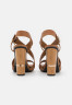 Tommy Hilfiger HARDWARE BLOCK  High heeled sandals summer cognac HARDWARE BLOCK Босоножки на высоком каблуке летний коньяк