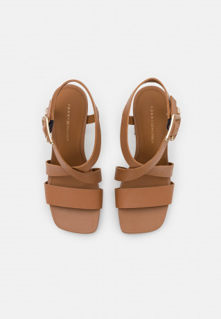 Tommy Hilfiger HARDWARE BLOCK  High heeled sandals summer cognac HARDWARE BLOCK Босоножки на высоком каблуке летний коньяк