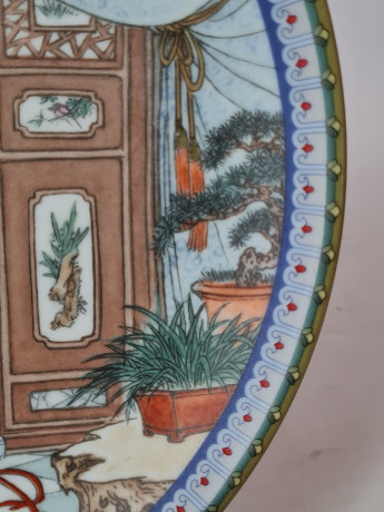 Художественная декоративная тарелка винтажная Imperial Jingdezhen Poreclain, Императорский фарфор, разноцветный декор "Девушка с чаем в национальном костюме", в заводской коробке, 22 см, Китай, 1987г.