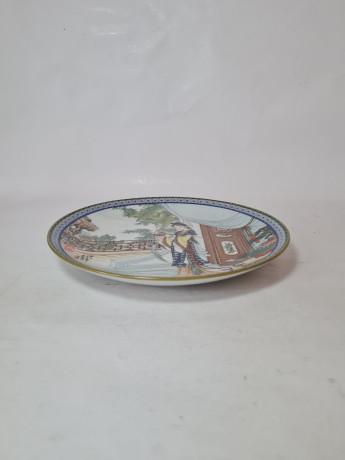Художественная декоративная тарелка винтажная Imperial Jingdezhen Poreclain, Императорский фарфор, разноцветный декор "Девушка с чаем в национальном костюме", в заводской коробке, 22 см, Китай, 1987г.