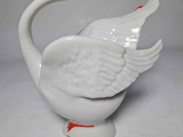 ARPO Curtea de Arges Фарфоровая фигурка "Лебедь с оранжевым клювом", 10,5см x 11см, Румыния, 1960-70гг.