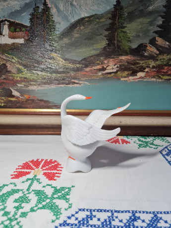 ARPO Curtea de Arges Фарфоровая фигурка "Лебедь с оранжевым клювом", 10,5см x 11см, Румыния, 1960-70гг.