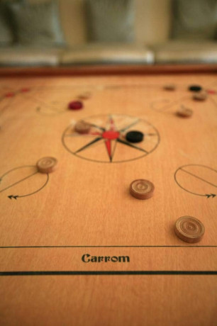 UBERGAMES Karromspiel Karrom Complete Set Игра Карром полный набор: доска, подставка, сумка, фишки, модель UG705or