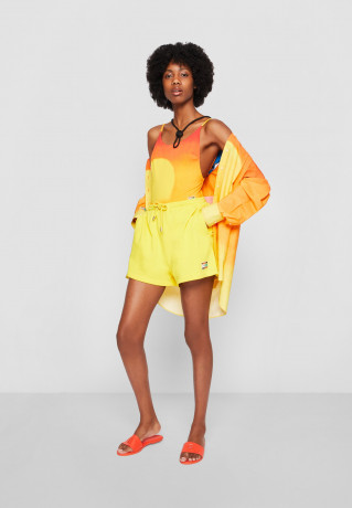 Tommy Hilfiger TOMMY HILFIGER X ANDY WARHOL FLAG Shorts vivid yellow шорты TOMMY HILFIGER X ANDY WARHOL FLAG ярко-желтый