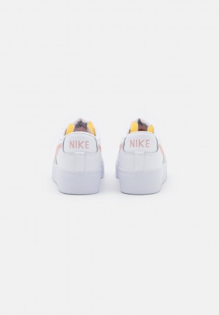 Nike Sportswear W BLAZER LOW PLATFORM Sneaker low pink glaze/summit white/black/team orange/white W BLAZER LOW PLATFORM Низкие кроссовки женские розовая глазурь/саммит белый/черный/командный оранжевый/белый