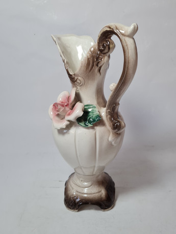 Кувшин Bassano с розовым цветком в бежево-коричневых тонах, фарфор, 28 см, Италия, 1960-70гг.