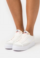 Nike Sportswear W BLAZER LOW PLATFORM Sneaker low sail/white/black/team orange W BLAZER LOW PLATFORM Низкие кроссовки женские парус/белый/черный/командно-оранжевый