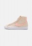 Nike Sportswear W BLAZER MID 77 NEXT NATURE Sneaker high sanddrift/arctic orange/ligt soft pink/white/black/volt W BLAZER MID 77 NEXT NATURE Высокие кроссовки женские песчаный/арктический оранжевый/светло-розовый/белый/черный/вольт