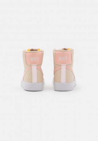 Nike Sportswear W BLAZER MID 77 NEXT NATURE Sneaker high sanddrift/arctic orange/ligt soft pink/white/black/volt W BLAZER MID 77 NEXT NATURE Высокие кроссовки женские песчаный/арктический оранжевый/светло-розовый/белый/черный/вольт