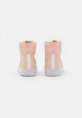 Nike Sportswear W BLAZER MID 77 NEXT NATURE Sneaker high sanddrift/arctic orange/ligt soft pink/white/black/volt W BLAZER MID 77 NEXT NATURE Высокие кроссовки женские песчаный/арктический оранжевый/светло-розовый/белый/черный/вольт