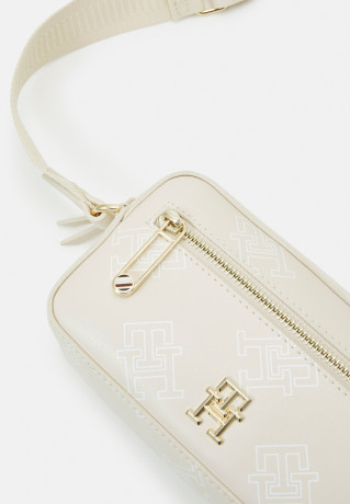 Tommy Hilfiger ICONIC TOMMY CAMERA BAG MONO Across body bag sugarcane ICONIC TOMMY CAMERA BAG MONO Сумка через плечо сахарный тростник