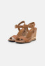 Tommy Hilfiger HARDWARE WEDGE  Clogs summer cognac АППАРАТНЫЙ КЛИН Сабо летний коньяк