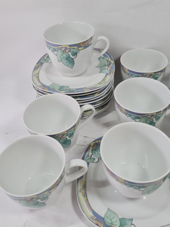 Сервиз чайный винтажный Winterling Kirchenlamitz / Maja с декором в пастельных тонах, фарфор, чайная пара - 9 шт., Германия, 1960-70гг.