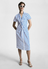 Tommy Hilfiger STRIPE POPLIN TWIST FRONT Shirt dress banker stp ultra blue STRIPE POPLIN TWIST FRONT Платье-рубашка банкир стп ультра синий