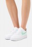 Nike Sportswear AIR FORCE 1 Sneaker low white/green glow/light bone AIR FORCE 1 Низкие кроссовки женские белое/зеленое свечение/светлая кость