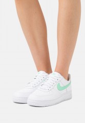 Nike Sportswear AIR FORCE 1 Sneaker low white/green glow/light bone AIR FORCE 1 Низкие кроссовки женские белое/зеленое свечение/светлая кость