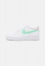 Nike Sportswear AIR FORCE 1 Sneaker low white/green glow/light bone AIR FORCE 1 Низкие кроссовки женские белое/зеленое свечение/светлая кость