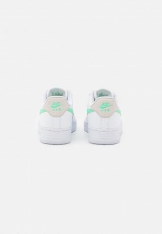 Nike Sportswear AIR FORCE 1 Sneaker low white/green glow/light bone AIR FORCE 1 Низкие кроссовки женские белое/зеленое свечение/светлая кость