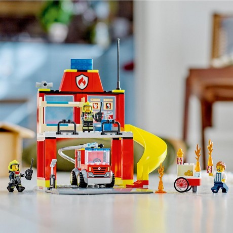 LEGO LEGO City 60375 Feuerwehrstation und Loschauto LEGO City 60375 Пожарная часть и пожарная машина