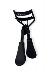 DIOR WIMPERNZANGE – ULTRAKOMFORTABLER SQUEEZABLE-MECHANISMUS Zubehor Augen-Make-up 1 wimpernzange ВЕРТИКАЛЬНАЯ МАШИНА ДЛЯ РЕСНИЦ УДОБНЫЙ МЕХАНИЗМ Аксессуар для макияжа глаз