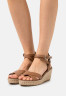 Tommy Hilfiger FEMININE LOW WEDGE Platform sandals summer cognac FEMININE LOW WEDGE Босоножки на платформе летний коньяк