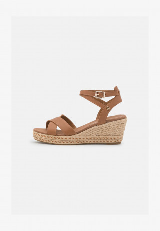 Tommy Hilfiger FEMININE LOW WEDGE Platform sandals summer cognac FEMININE LOW WEDGE Босоножки на платформе летний коньяк