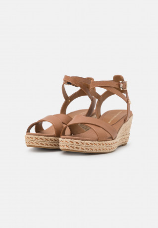Tommy Hilfiger FEMININE LOW WEDGE Platform sandals summer cognac FEMININE LOW WEDGE Босоножки на платформе летний коньяк