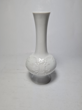 Royal Bavaria Белая фарфоровая ваза с фактурным цветочным орнаментом, 16,5см x 7см, Германия, 1960-70гг.