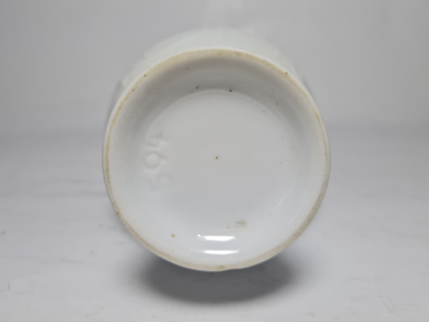 Royal Bavaria Белая фарфоровая ваза с фактурным цветочным орнаментом, 16,5см x 7см, Германия, 1960-70гг.