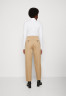 Tommy Hilfiger BALLOON CASUAL PANT Chinos beige ПОВСЕДНЕВНЫЕ БРЮКИ BALLOON Брюки чинос бежевый