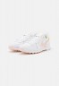 Nike Sportswear INTERNATIONALIST Sneaker low white/arctic orange/sail/orange pearl INTERNATIONALIST Низкие кроссовки женские белый/арктический апельсин/парус/оранжевый жемчуг