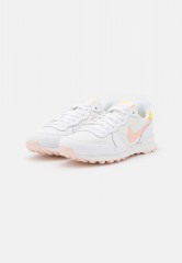 Nike Sportswear INTERNATIONALIST Sneaker low white/arctic orange/sail/orange pearl INTERNATIONALIST Низкие кроссовки женские белый/арктический апельсин/парус/оранжевый жемчуг