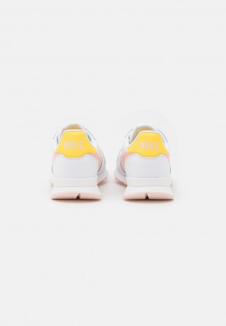 Nike Sportswear INTERNATIONALIST Sneaker low white/arctic orange/sail/orange pearl INTERNATIONALIST Низкие кроссовки женские белый/арктический апельсин/парус/оранжевый жемчуг