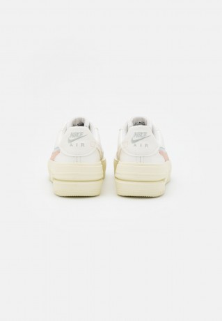Nike Sportswear AIR FORCE 1 PLATFORM Sneaker low sail/light silver/shimmer/arctic orange/coconut milk AIR FORCE 1 PLATFORM Низкие кроссовки женские парус/светло-серебристый/шиммер/арктический апельсин/кокосовое молоко