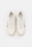 Nike Sportswear AIR FORCE 1 PLATFORM Sneaker low sail/light silver/shimmer/arctic orange/coconut milk AIR FORCE 1 PLATFORM Низкие кроссовки женские парус/светло-серебристый/шиммер/арктический апельсин/кокосовое молоко