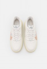Nike Sportswear AIR FORCE 1 PLATFORM Sneaker low sail/light silver/shimmer/arctic orange/coconut milk AIR FORCE 1 PLATFORM Низкие кроссовки женские парус/светло-серебристый/шиммер/арктический апельсин/кокосовое молоко