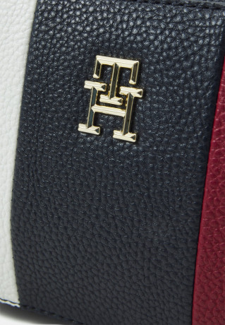 Tommy Hilfiger EMBLEM TRUNK CORP Across body bag space blue EMBLEM TRUNK CORP — Сумка через плечо космический синий