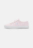 Tommy Hilfiger ESSENTIAL Trainers seersucker/soothing pink ESSENTIAL Кроссовки Сирсакер/успокаивающий розовый