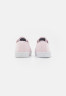 Tommy Hilfiger ESSENTIAL Trainers seersucker/soothing pink ESSENTIAL Кроссовки Сирсакер/успокаивающий розовый