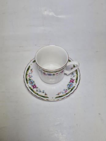 Белая фарфоровая чайная пара с цветочным рисунком и зеленым ободком, Китай, 1960-70гг.