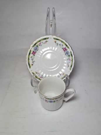 Белая фарфоровая чайная пара с цветочным рисунком и зеленым ободком, Китай, 1960-70гг.