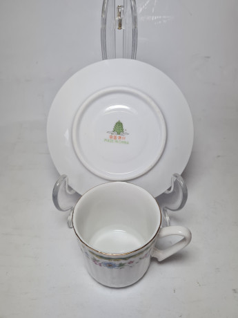 Белая фарфоровая чайная пара с цветочным рисунком и зеленым ободком, Китай, 1960-70гг.