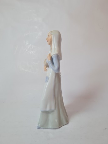 Miquel Requena Фарфоровая статуэтка "Девушка в бело-голубом платье", 20,5см x 9см, Германия, 1960-70гг.