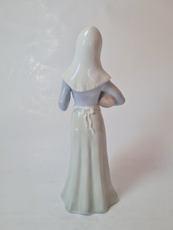 Miquel Requena Фарфоровая статуэтка "Девушка в бело-голубом платье", 20,5см x 9см, Германия, 1960-70гг.