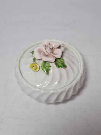 Шкатулка винтажная Bassano Italy, белый фарфор с декором в виде розовых роз, 11 x 9 см, Италия, 1960-70гг.