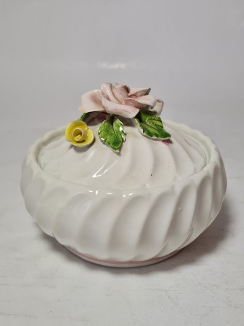 Шкатулка винтажная Bassano Italy, белый фарфор с декором в виде розовых роз, 11 x 9 см, Италия, 1960-70гг.