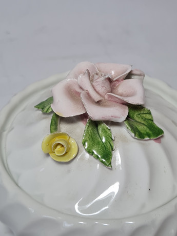 Шкатулка винтажная Bassano Italy, белый фарфор с декором в виде розовых роз, 11 x 9 см, Италия, 1960-70гг.