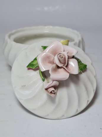 Шкатулка винтажная Bassano Italy, белый фарфор с декором в виде розовых роз, 11 x 9 см, Италия, 1960-70гг.